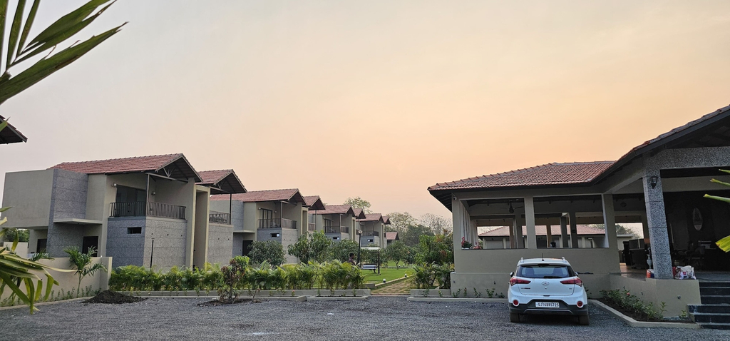 Exterior & Views