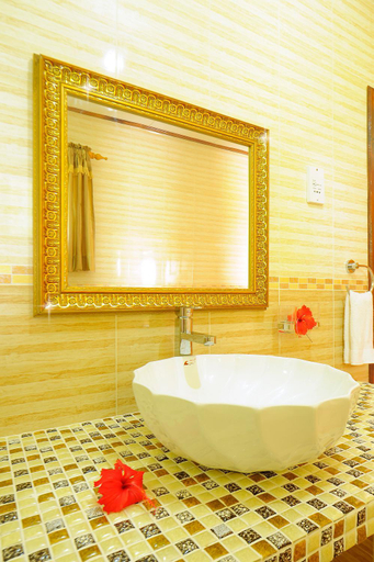 Bathroom 2, Etoile Labrine Guest House