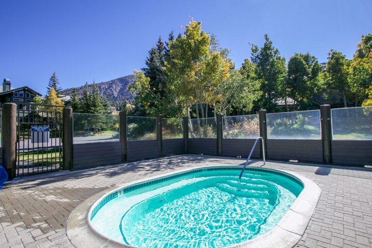 Pool 5, Snowcreek #880 3 Bedroom Condo by RedAwning, Mono