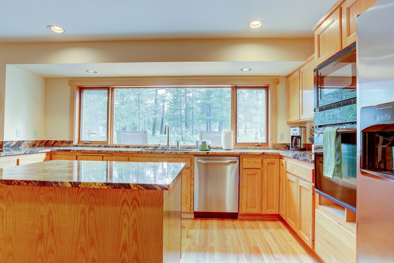 Private kitchen 5, 16 Yellow Pine 3 Bedroom Home by RedAwning, Deschutes