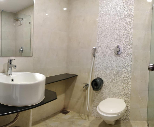 Bathroom 5, Vadpadraka Hotel and Resort, Vadodara