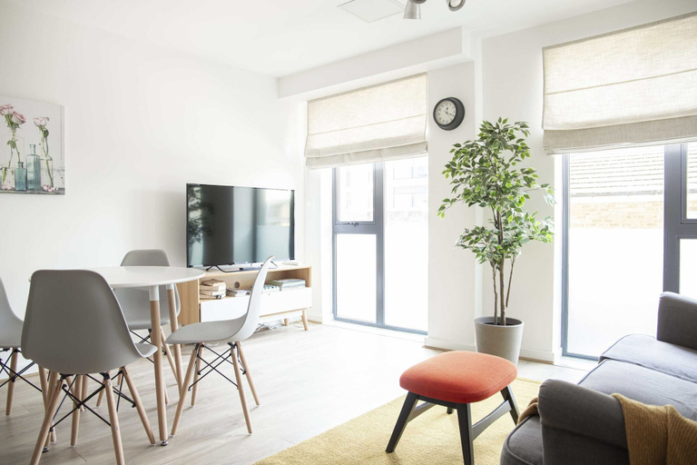 Others 5, Modern Wandsworth Apartment, London