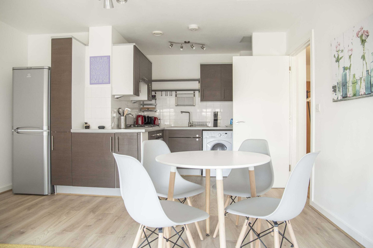 Others 4, Modern Wandsworth Apartment, London