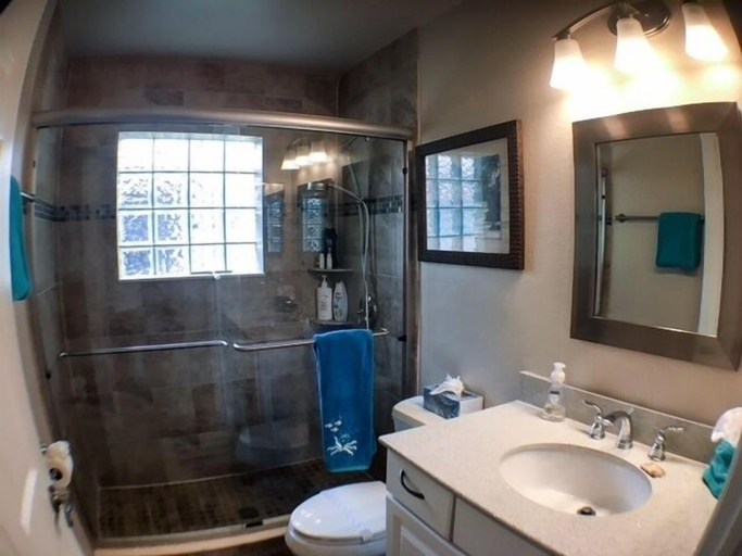 Bathroom, South Facing Pool - Bright Sunny ! 3 Bedroom Home by RedAwning, Polk