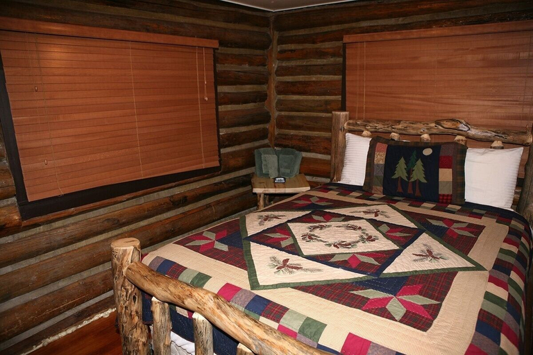Interior, Triple R Cottages: 1 3 Bedroom Cabin, Larimer