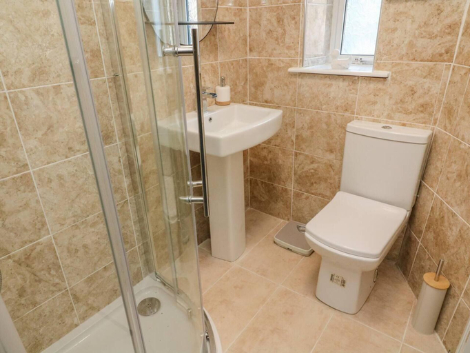 Bathroom, Bay Cottage Morecambe Beach 4 Berth 2 Bedrooms, Lancashire