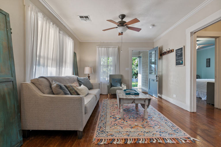 Living area 2, Reizend Haus 2 Bedroom Home by RedAwning, Gillespie