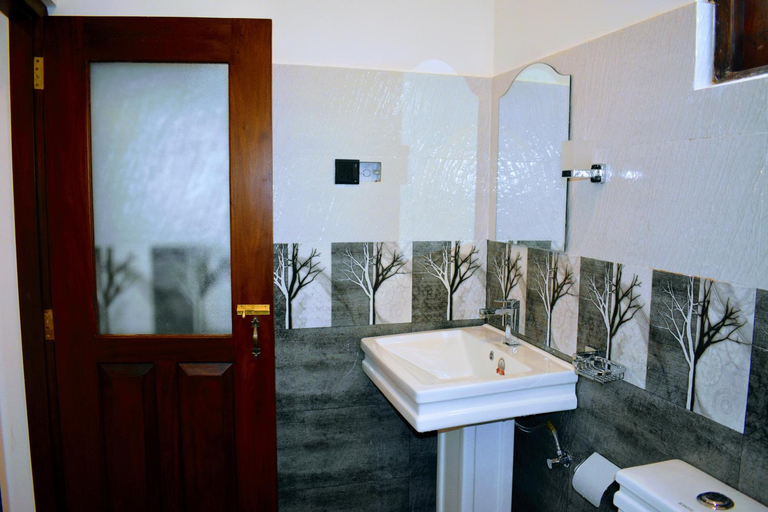 Bathroom 2, Wayside Guesthouse, Weligama