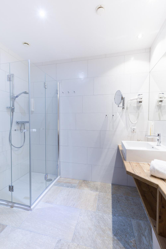 Bathroom 4, Hotel Senningerbrau, Zell am See
