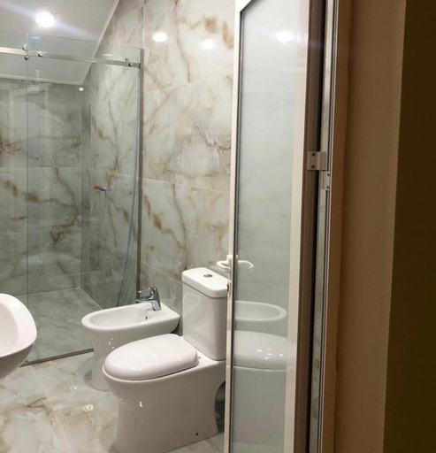 Bathroom 4, Hotel Demokracia, Pukës