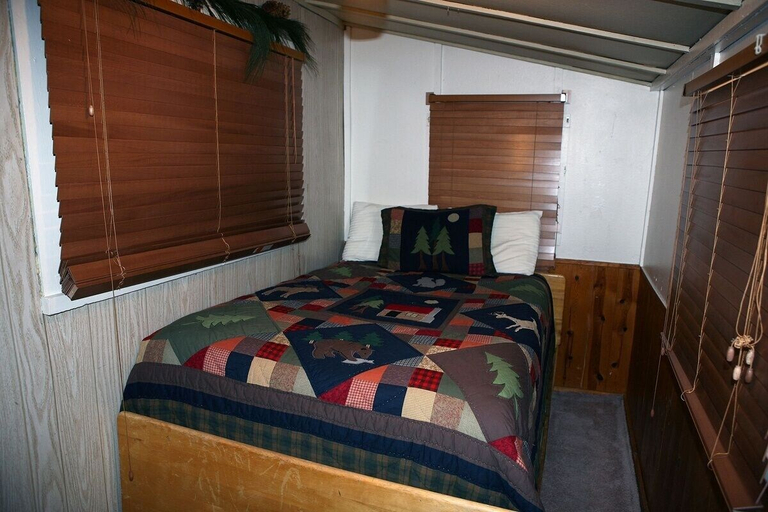 Room 4, Triple R Cottages: 1 3 Bedroom Cabin, Larimer