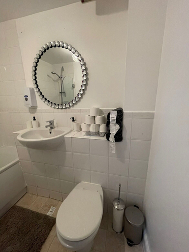 Bathroom, Captivating 2-bed Apartment in London, London