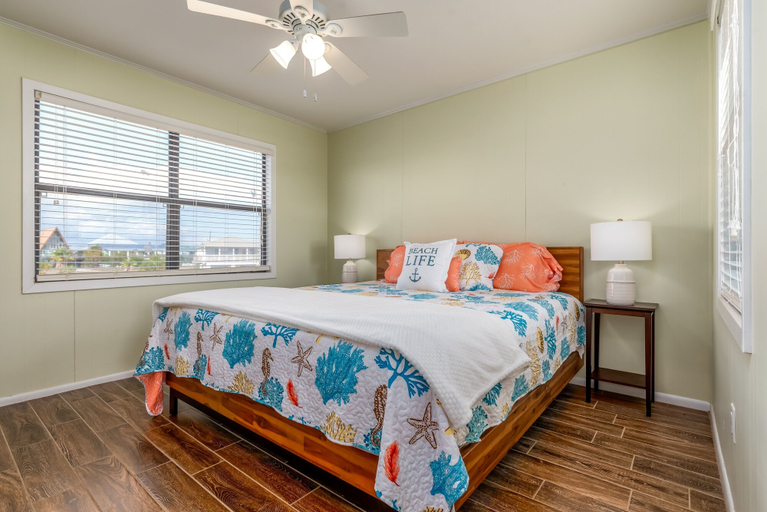 Room 5, Boa Vista - 106 Ponchartrain 3 Bedroom Home by RedAwning, Mobile