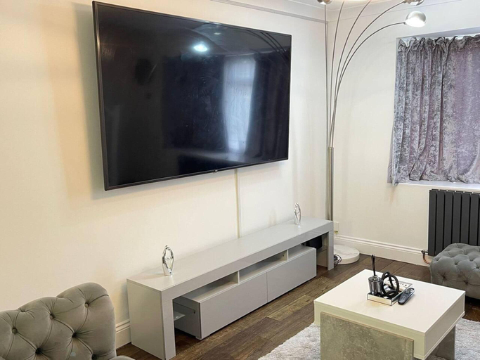 Living area 3, Beautiful 4-bed House in Billericay, Essex