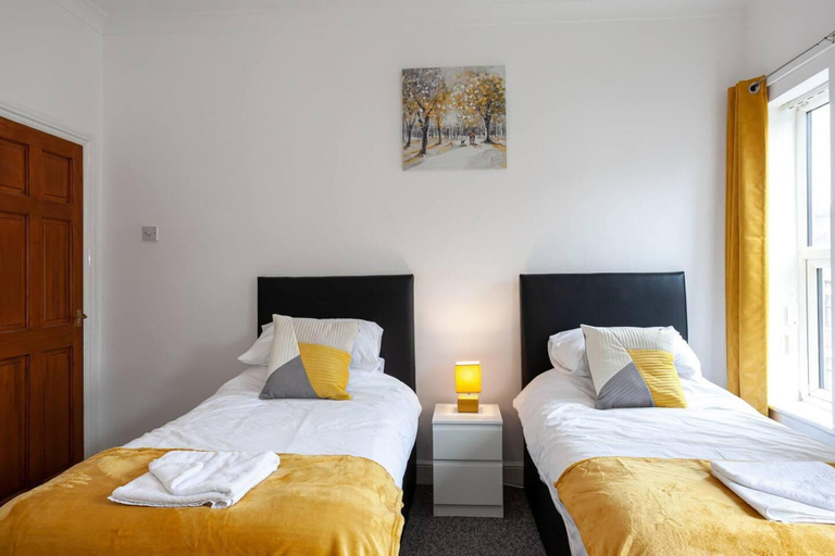 Room 4, 4 Bed House, Sleeps 9, Free Parking, Stoke-on-Trent