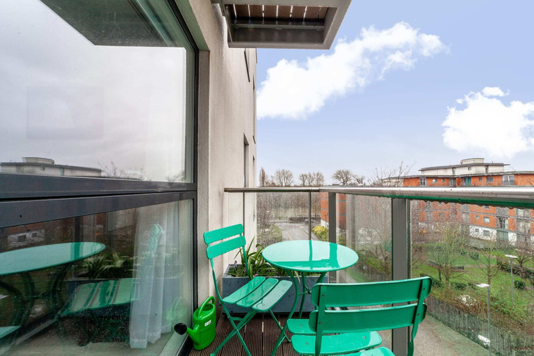Others 4, Riverside Retreat Modern Flat in Brentford, London