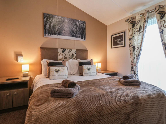 Bedroom 2, Evergreen Pines Cayton Bay Holiday Park, North Yorkshire