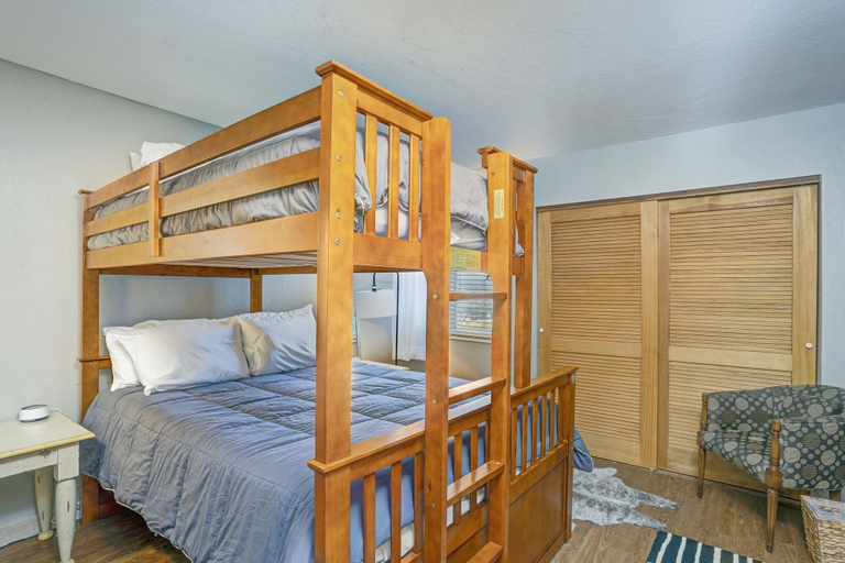 Room 5, Ridgecrest 202 2 Bedroom Condo by RedAwning, Routt