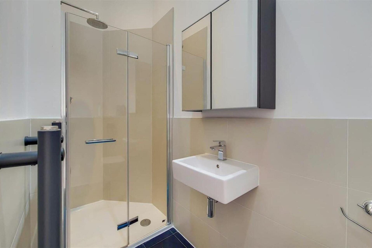 Bathroom 3, Luxurious 4-bedrooms Apartment in Central London, London