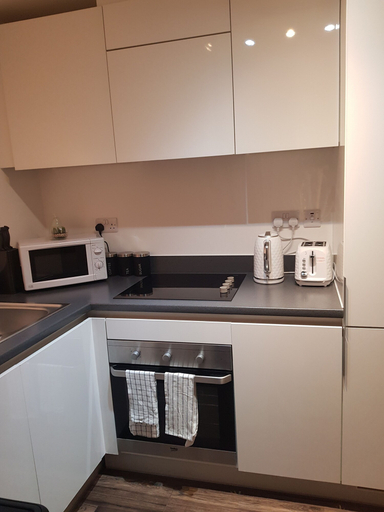Others 3, Brierley Hill - Apartment - Sleeps 2 - Parking, Dudley