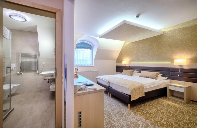 Bedroom 3, Hotel Kiss, Tata