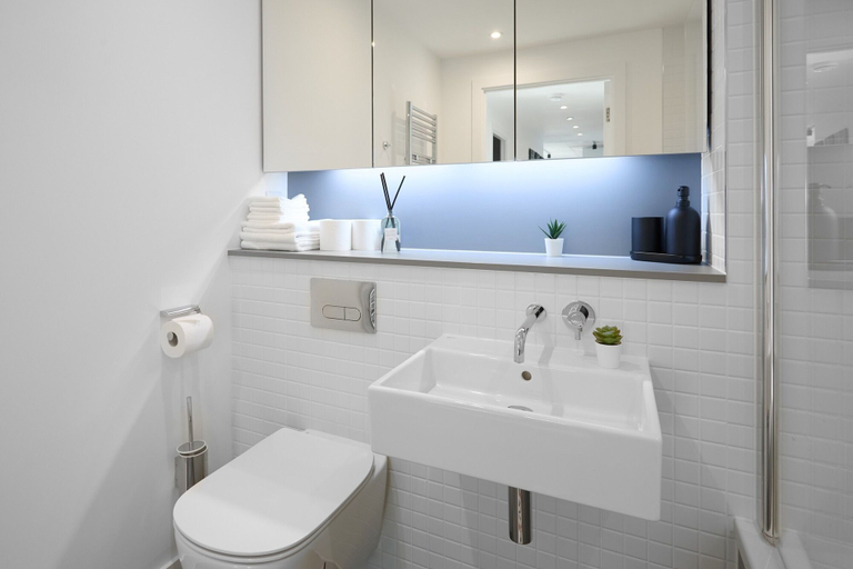 Bathroom 2, Immaculate 2-bed Apartment in London, London