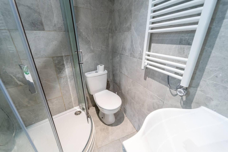 Bathroom, Captivating 1-bed Studio in Birmingham, Birmingham