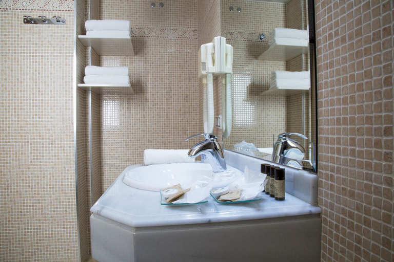 Bathroom 5, Hotel Córdoba Centro, Córdoba
