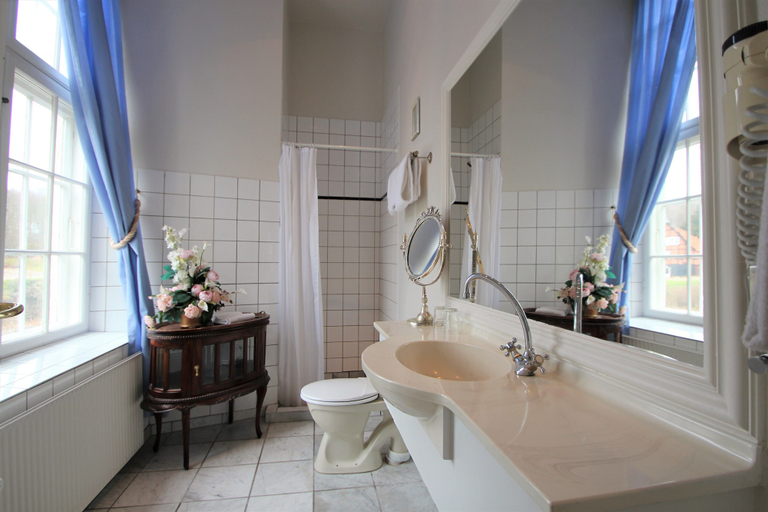 Bathroom 4, Hvedholm Slotshotel, Faaborg-Midtfyn
