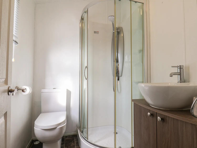 Bathroom 3, Evergreen Pines Cayton Bay Holiday Park, North Yorkshire