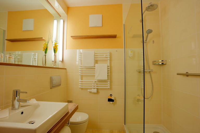 Bathroom 5, Hotel Am Badepark, Ammerland