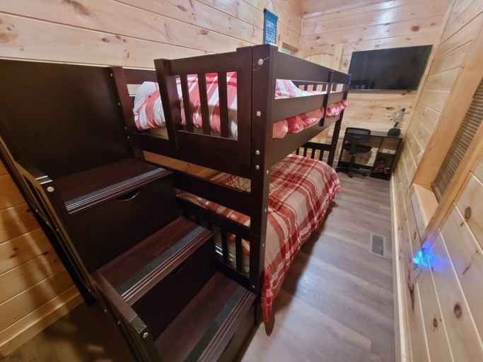 Bedroom 2, Hidden Cove Chalet 5 Bedroom Cabin by RedAwning, Sevier