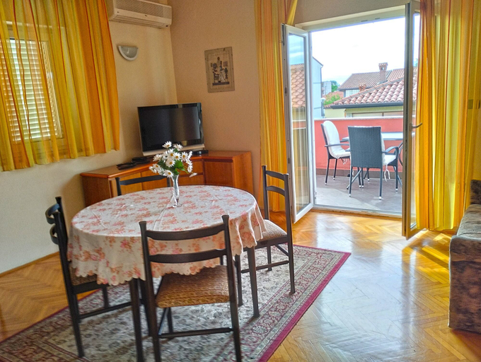 Others 5, Apartment 356, Umag