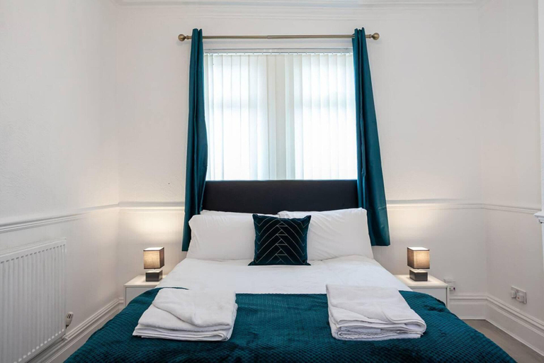 Room 2, 4 Bed House, Sleeps 9, Free Parking, Stoke-on-Trent