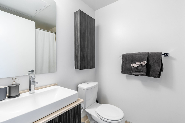 Bathroom 5, Stallion Suites Opp CN Tower & Scotiabank Arena, Toronto