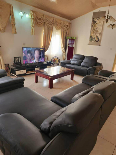 Living area 3, 3 Bed House - Sleeps 9 - Pets - Garden - Parking, Accra