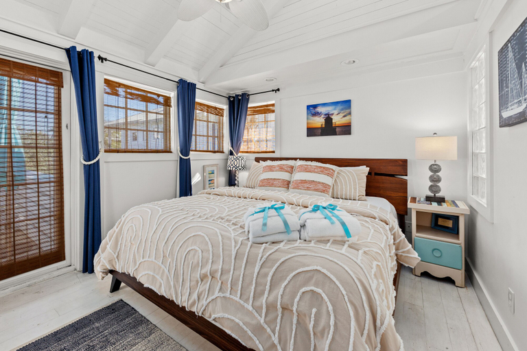Room 4, Quaint 2br/2.5ba Cottage Nestled Between 30A & Panama City Beach! Sleeps 6!, Bay