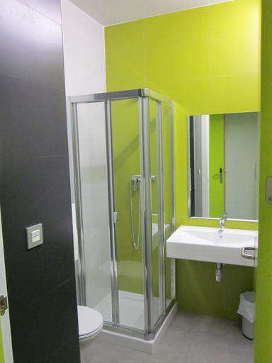 Bathroom 3, Green Nest Hostel Donosti, Guipúzcoa