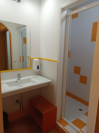 Bathroom 2, Mora de Nuei, Huesca