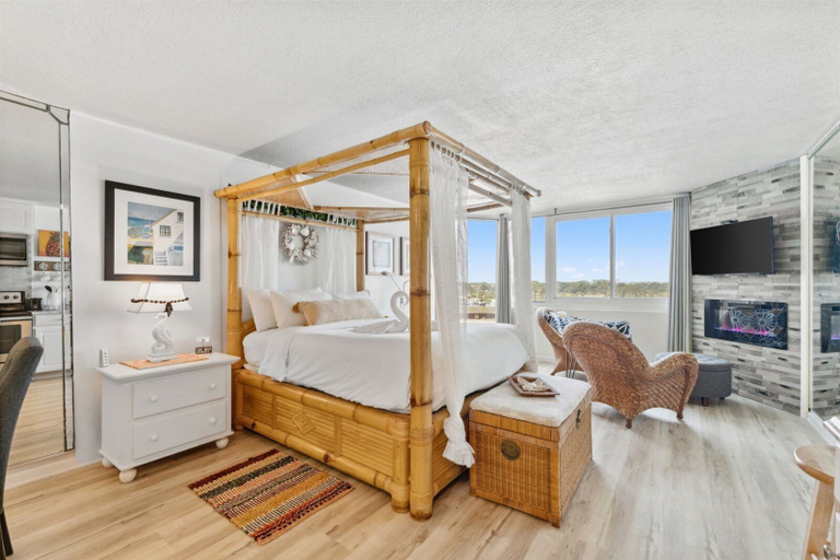 Room, Top of The Gulf 620, Bay