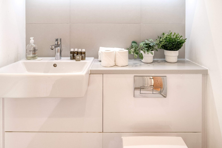 Bathroom 3, Modern Bermondsey Apartment, London