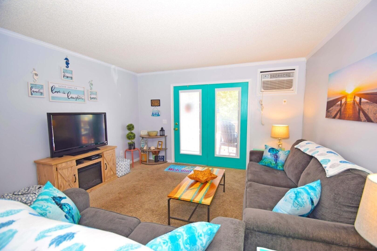 Living area, Nanticoke Square 207b 2 Bedroom Townhouse by RedAwning, Worcester