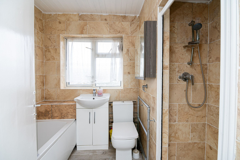 Bathroom, Impeccable 3-bed House in Abbeywood, London