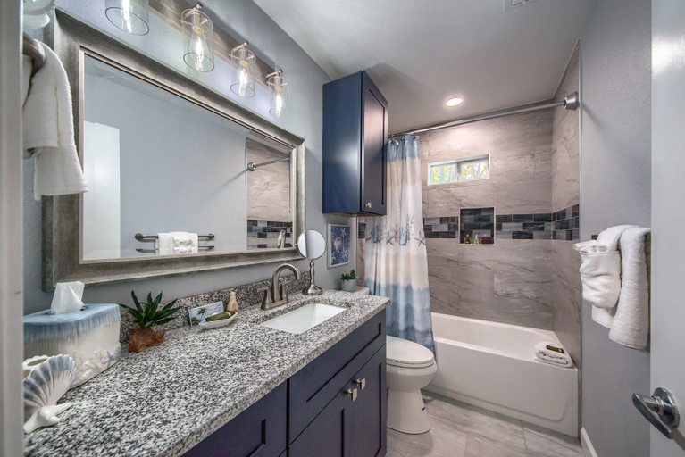 Bathroom 4, Castle Shadow DT 534 3 Bedroom Home by RedAwning, Comal