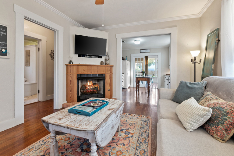 Living area 3, Reizend Haus 2 Bedroom Home by RedAwning, Gillespie