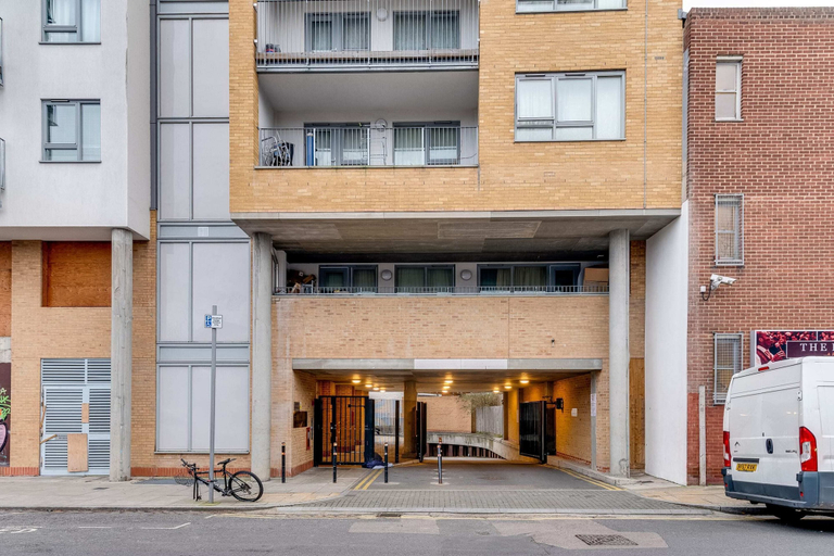 Exterior & Views 2, Spacious Modern Camberwell Apartment, London