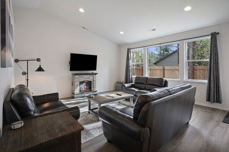 Living area 4, 172 Avocet 4 Bedroom Home by RedAwning, Deschutes