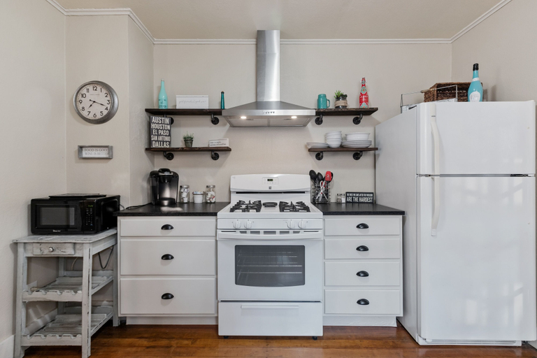 Private kitchen 5, Reizend Haus 2 Bedroom Home by RedAwning, Gillespie