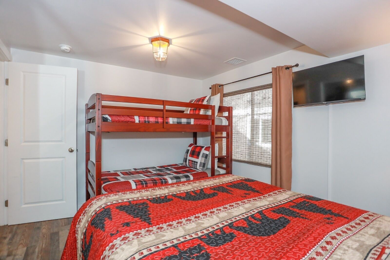 Bedroom 2, Comet's Cabin 3 Bedroom Home by RedAwning, San Bernardino