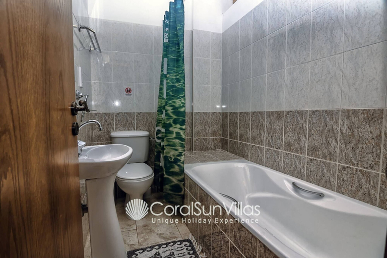 Bathroom, Impressive Villa Exclusive Sea Caves Walk to Taverns Sleeps 11 Ref 507